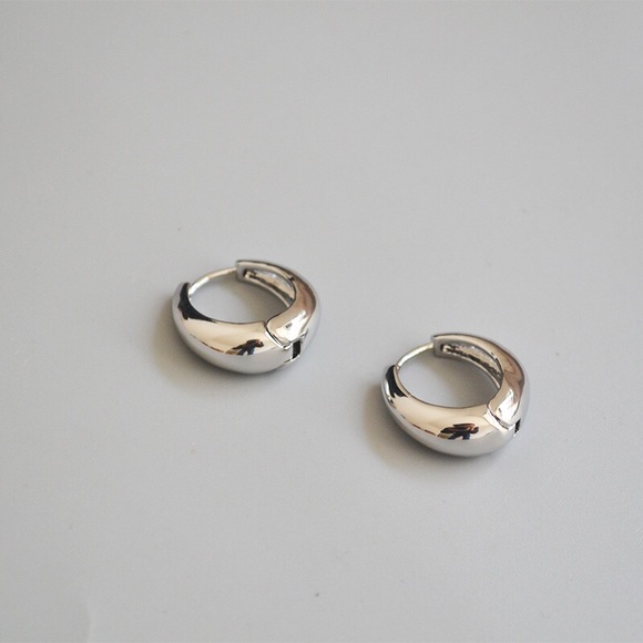 18K Gold Plated Mini Minimalist Hoop Earrings - Picture 4 of 7